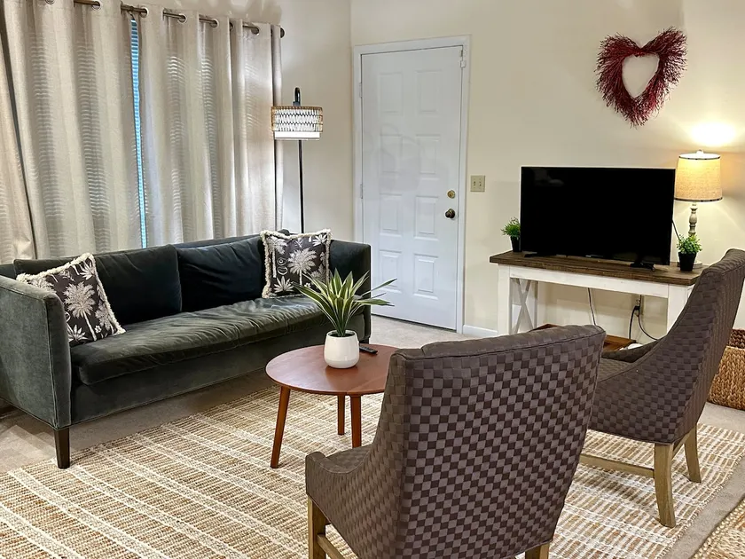 Comfy, Cozy, Centrally Located Abode - Image 1