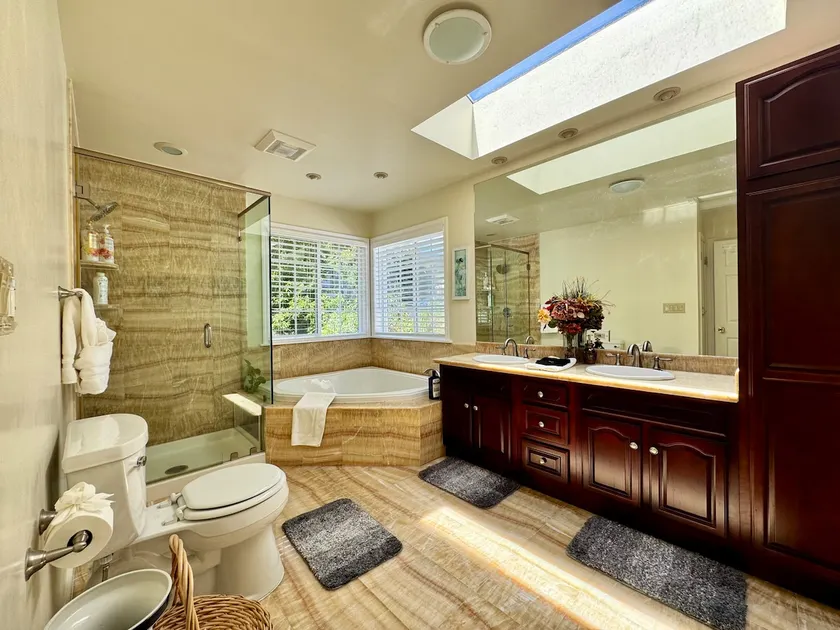 Romantic Spa Suite—Whirlpool•Sun Deck•Luxe Escape - Image 1