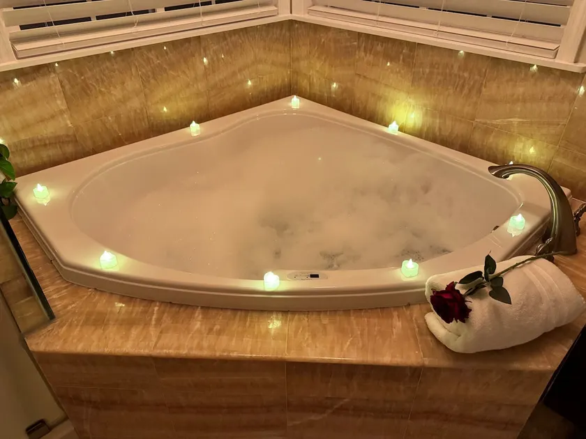 Romantic Spa Suite—Whirlpool•Sun Deck•Luxe Escape - Image 1
