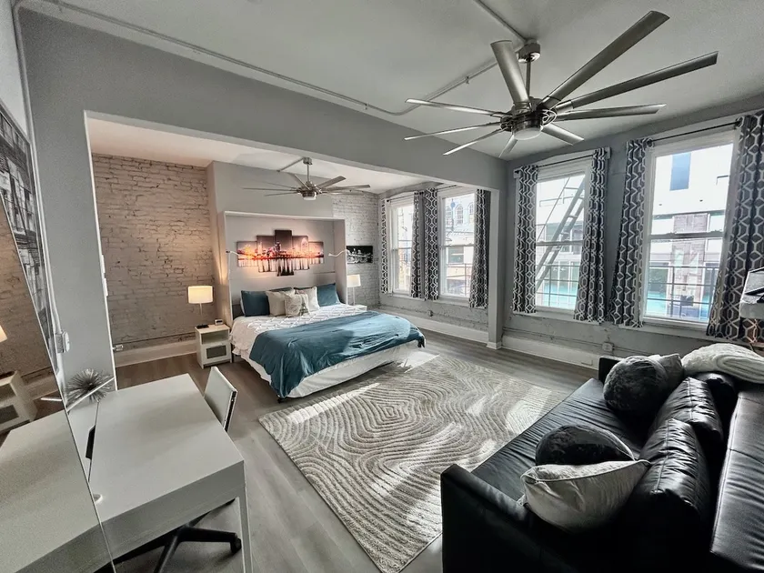 Downtown Luxury! Renovated 2 bedroom,Free Parking! - Image 1