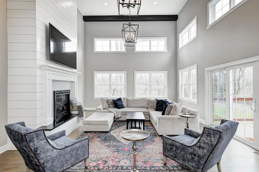 Executive Chic Farmhouse - Image 1