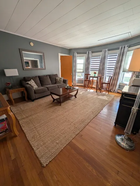 Large Upper 1 bedroom apartment, pet friendly - Image 1