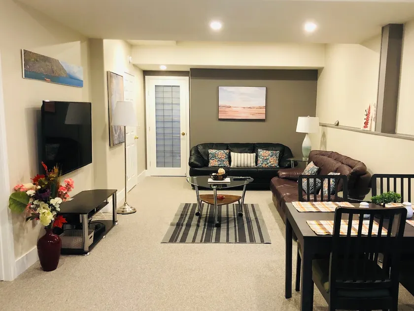 Spacious Oasis 2 bed suite with private entrance - Image 1