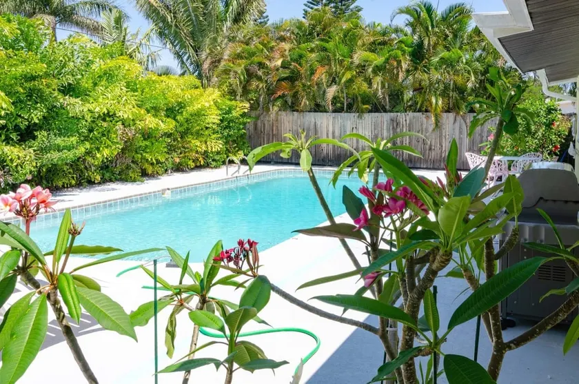 Retro Chic Decor wPrivate Pool Close to Beach 3br - Image 1