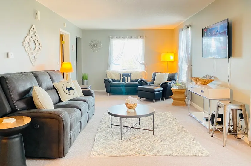 LUSH LIFE Deluxe Bay City Home *Close To Downtown - Image 1