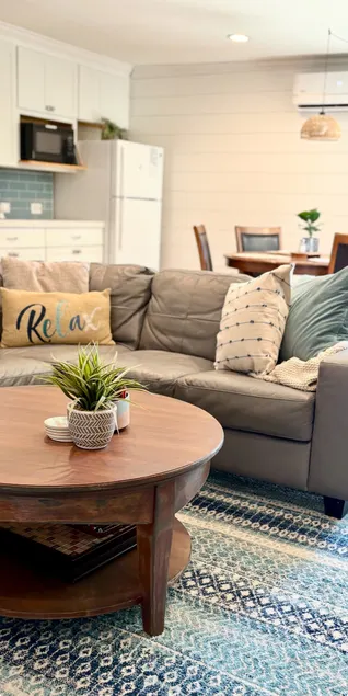 The Happy Hideout/sleeps 8/ updated/central/king - Image 1