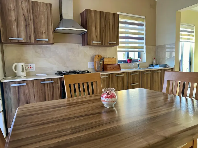 May Flower: Modern Flat close to Airport/Bus Stops - Image 1