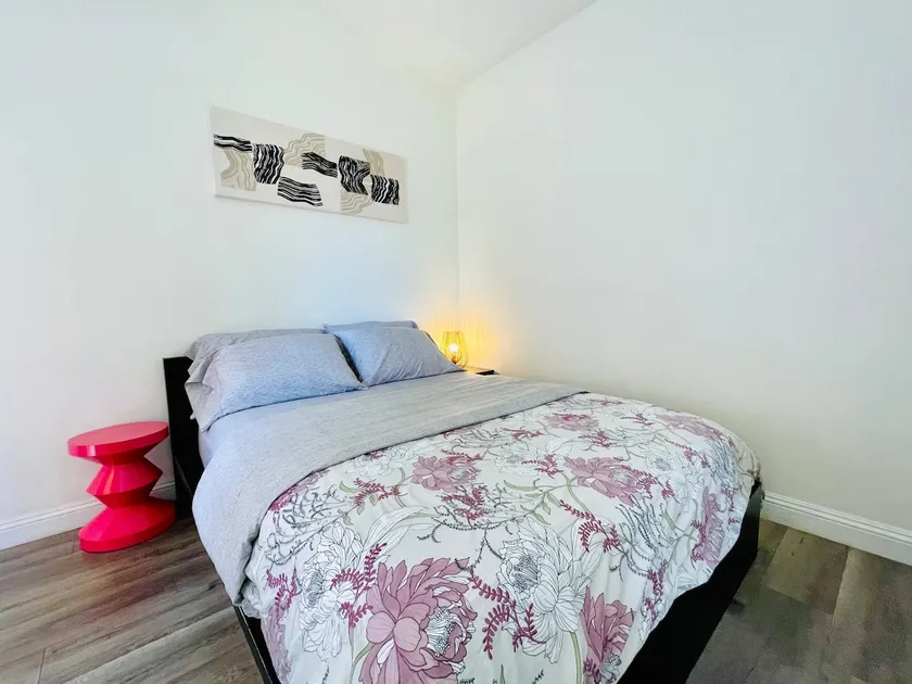 Cozy guest suite with individual entries - Image 1