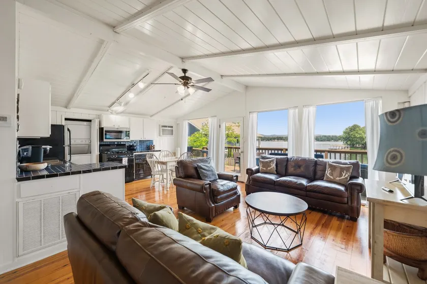 Incredible Lake Hamilton House w Dock!! - Image 1