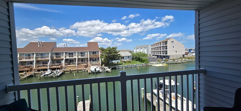 Canal front with boat slip, boat ramp,  WiFi, and roku streaming TV - Image 1