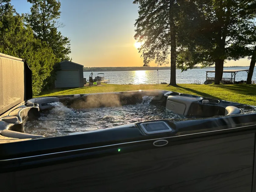 Hot Tub + Rare Flat Lakefront | Dock & Kayaks - Image 1