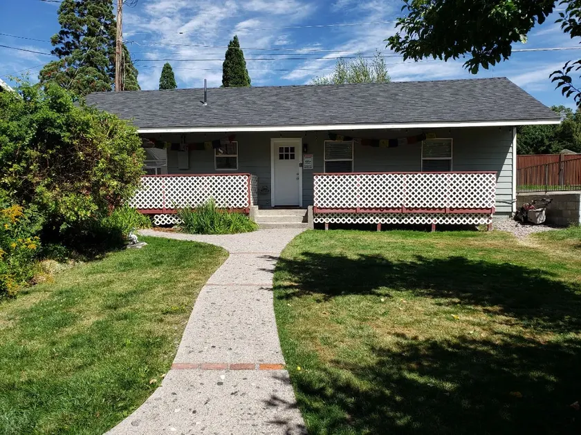 Shasta Bella - Darling downtown 1-br cottage. - Image 1