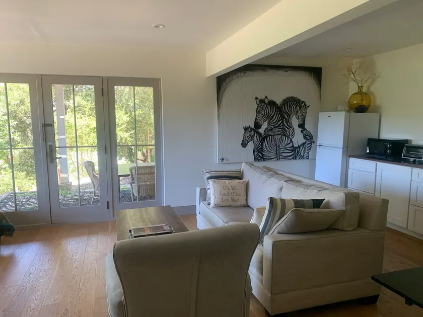 Central Woodside suite near restaurants with view - Image 1