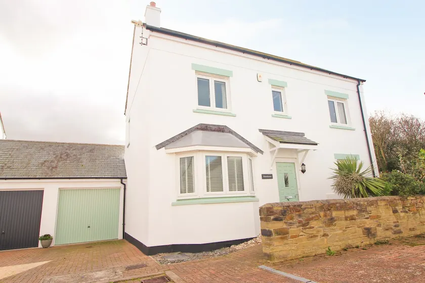 MODERN HOLIDAY HOME central St Merryn - Image 1