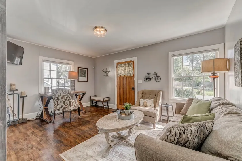 Renovated turn of the century downtown cottage - Image 1