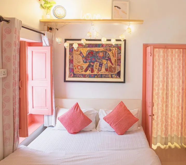Charming Bohemian Retreat Near Fatehsagar Lake - Image 1
