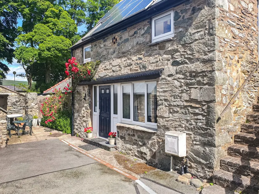 The Coach House - Hw7782 - Image 1