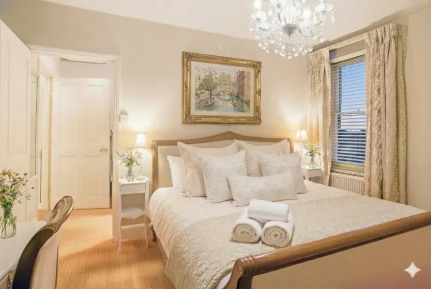Stylish City 'Duke' Suite In Historic City Centre - Image 1
