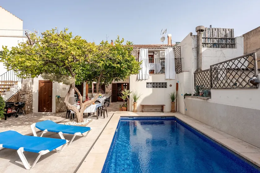 Large pool, 6 bedrooms, air conditioning - Image 1