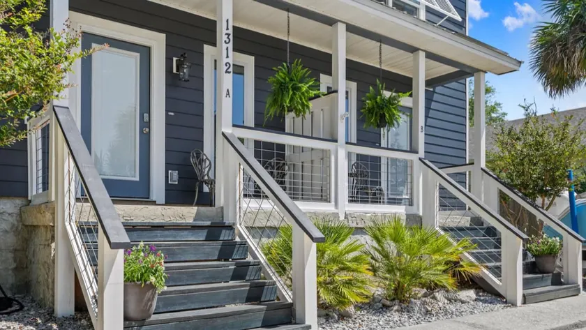 Townhome A w/Private Hottub, mins to the beach - Image 1