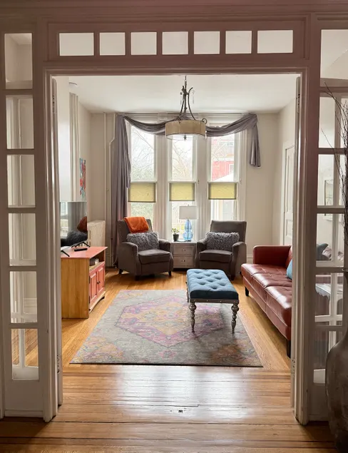 Quirky 1 BR apt, Fireplace, Private entry, Laundry - Image 1