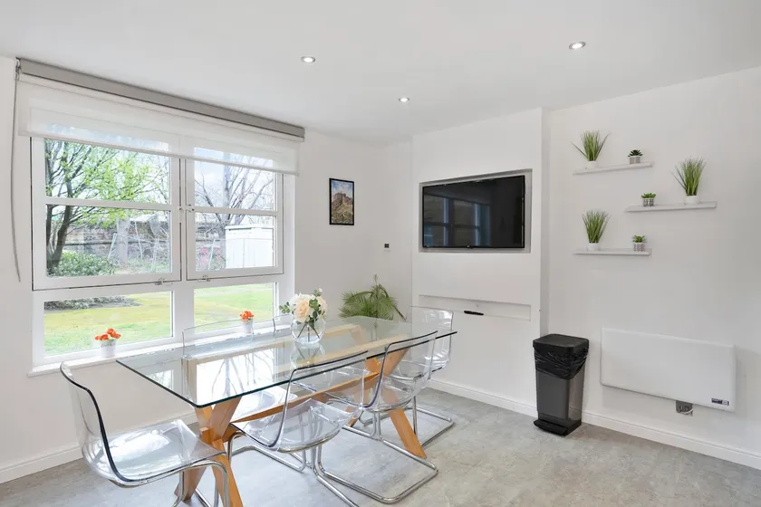 Spacious 4BR City Centre Apartment w/ Free Parking - Image 1