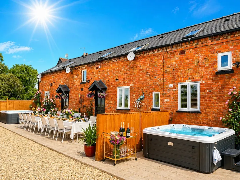 The Shakespeare Lodge - Sleeps up to 12 - 2 HOT TUBS - Image 1