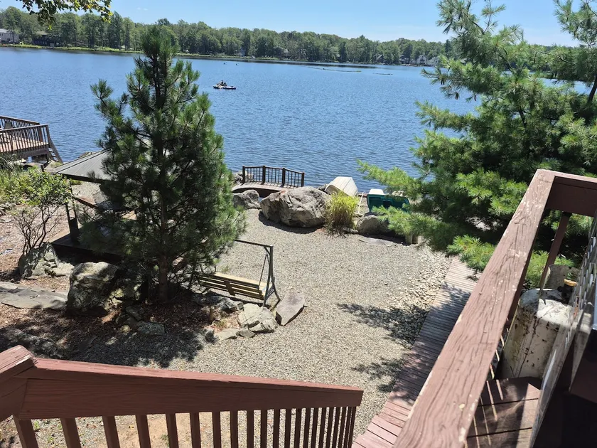 Poconos•LAKEFRONT •10kayaks•lake•boat•2supboards - Image 1