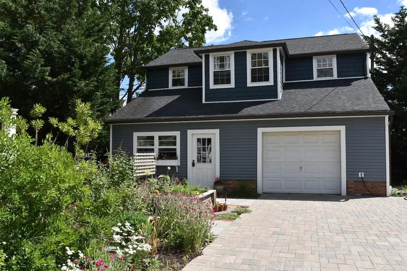 Carriage House by Surfers Beach Asbury Park - Image 1