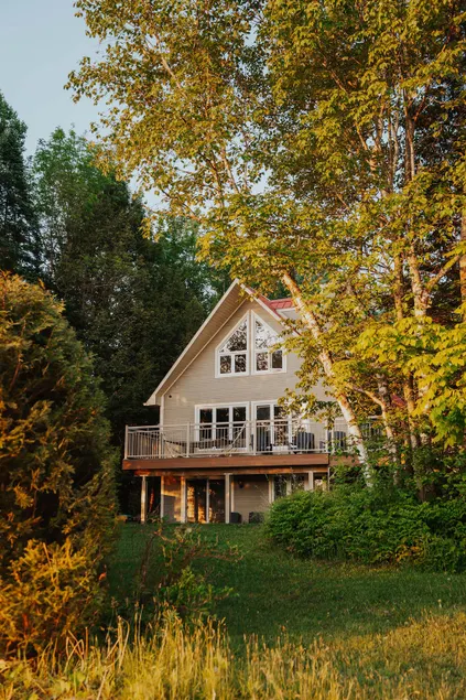 Elgin Inn – Rustic lakeside, HOT TUB, dock, kayaks - Image 1