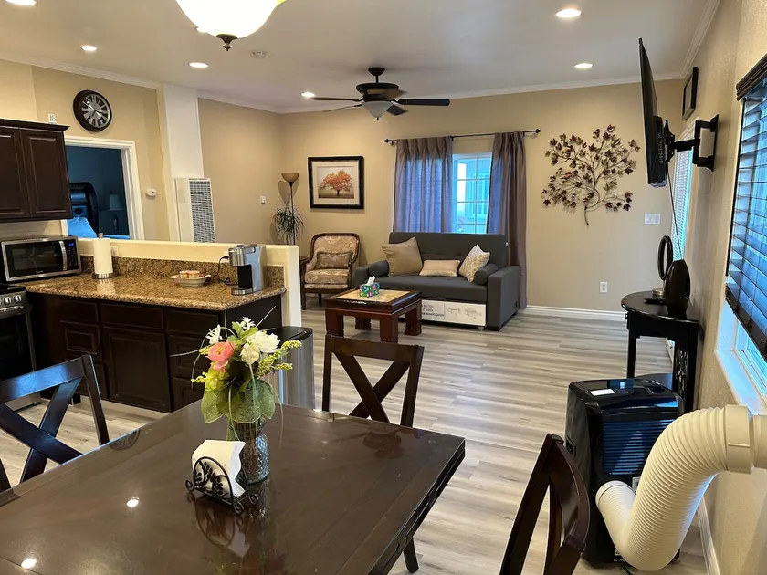 PRIVATE COZY GUEST HOUSE IN BEAUTIFUL NEIGHBORHOOD - Image 1