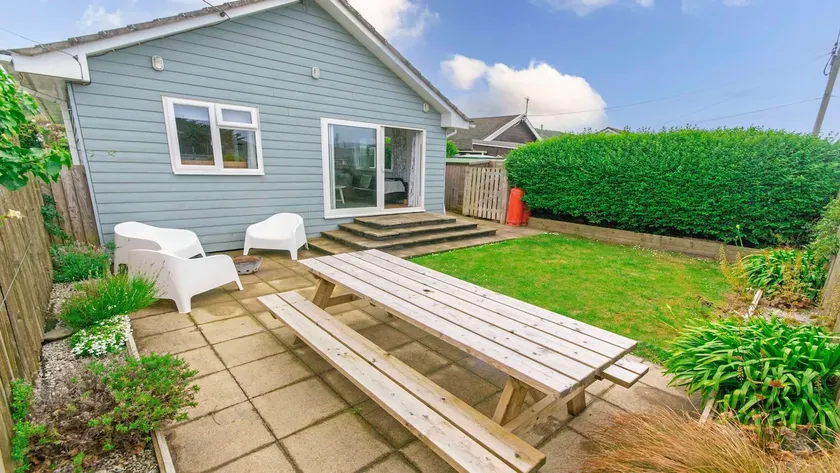 Swallows Beach Chalet Sleeps 6 Walk to the Beach - Image 1