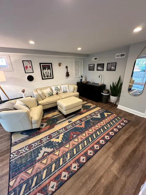 Cozy basement guest suite, 15 min walk to downtown - Image 1