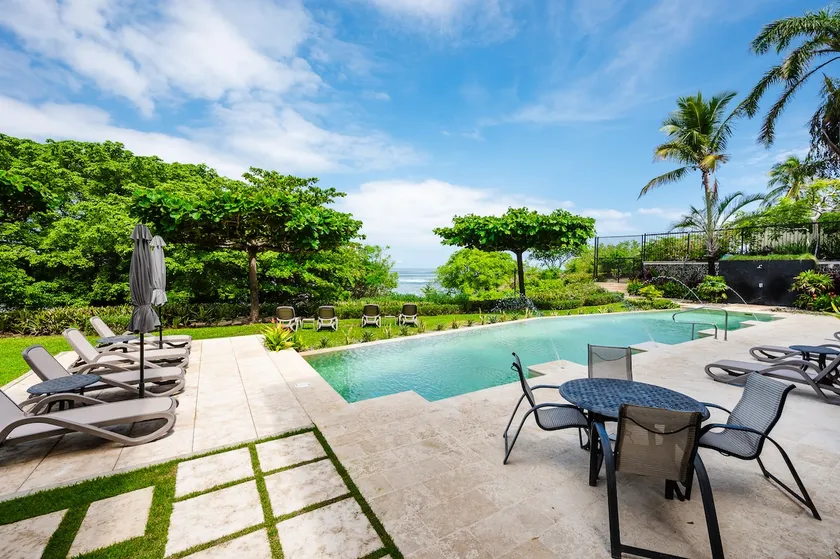FRENTE A LA PLAYA! Condominio de lujo de 2 dormitorios. - Image 1