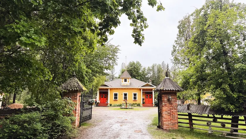 9 Mile Schoolhouse Teacherage (Sauna & Hot Tub) - Image 1