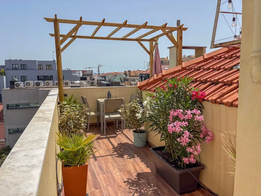 Penthouse Oasis with River Views and Lift - Image 1