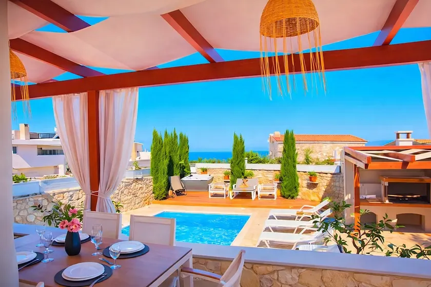 Rose Villa Private Pool & Outdoor Jacuzzi - Image 1