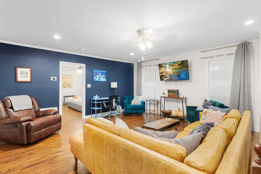 Spacious open floor plan. 5 beds. 5 TVs & Art - Image 1
