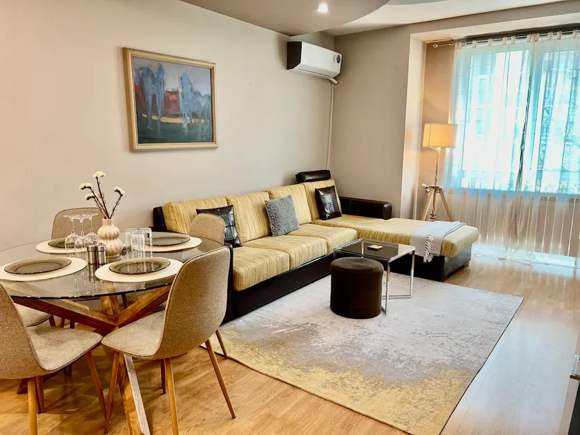 “Central Apartment with On-Site Restaurant” - Image 1