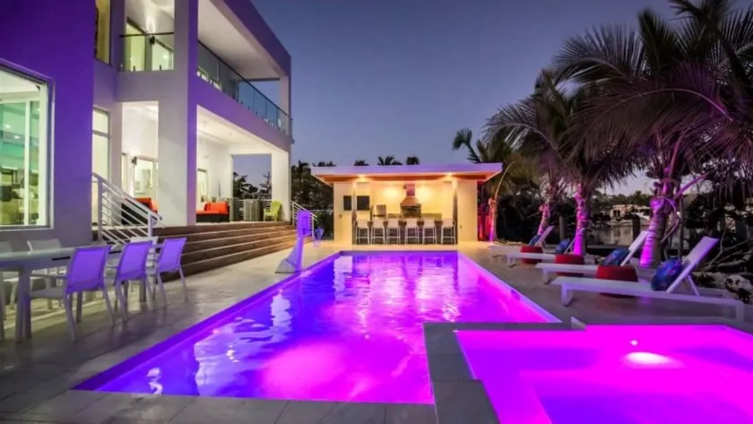 Fantastisches Haus mit 4 Schlafzimmern, 5 Bädern mit Pool und Außenküche, direkter Zugang zum Meer b - Image 1