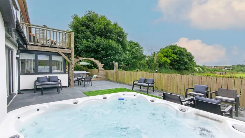 Bagend Sleeps 14 Hot Tub Balcony Ping Pong - Image 1