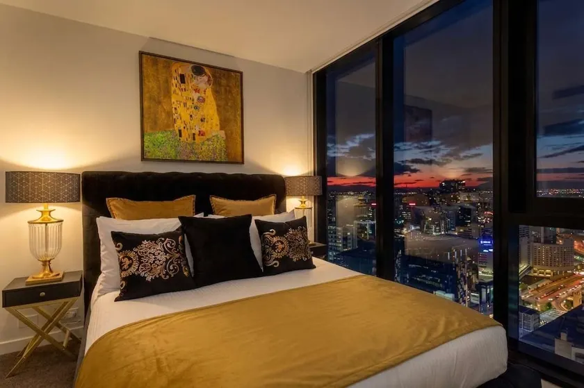 Fall asleep on 42nd floor to a sea of city lights - Image 1