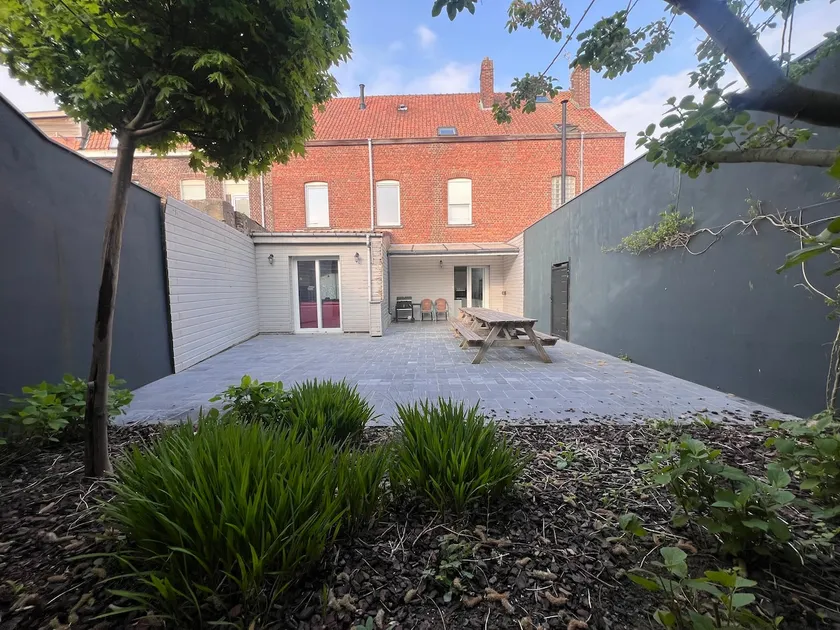 41 and 42: Accommodation for 24/27 people in a quiet area - Image 1