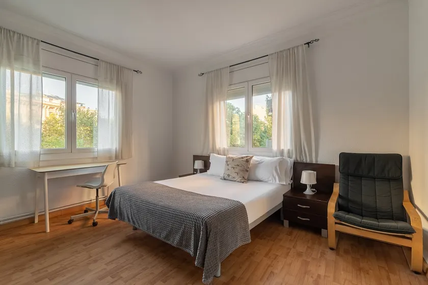 Cozy and bright apartment in Poble-sec - Image 1