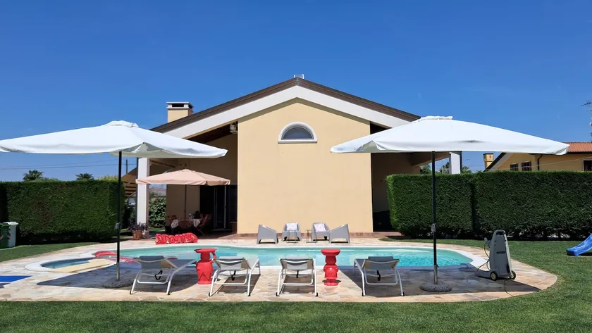 villa with exclusive pool and garden - Image 1