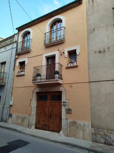 ”AVI PEP” Family home with charm downtown. - Image 1