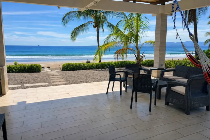 Beautiful oceanfront family home with pool - Image 1