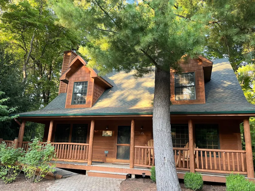 Foxtail Hideaway-Luxury Cabin in Kingfisher Cove - Image 1