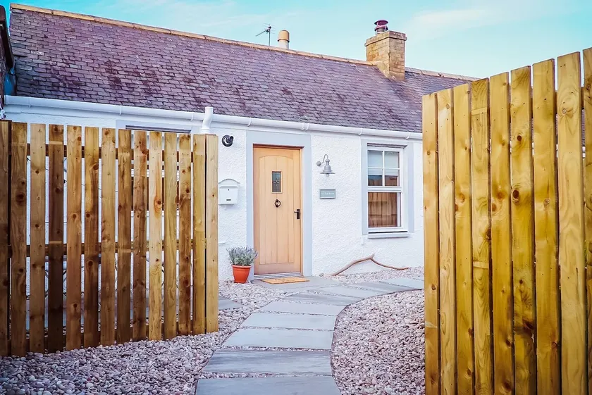 Fairytale cottage by the beach - Image 1