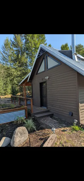 Creekside (Cozy Cabin) covered deck & loft bedroom - Image 1